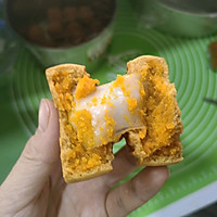 Mid-Autumn Mooncakes (salted egg yolk, meat floss and mochi) with thin skin and fillings Illustrations of many practices 15