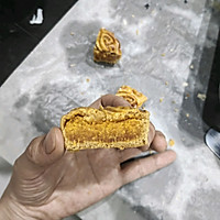 Mid-Autumn Mooncakes (salted egg yolk, meat floss and mochi) with thin skin and fillings Illustration of many methods 16