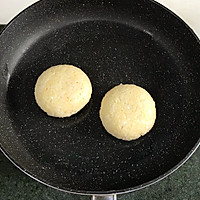 Illustration of how to make egg yolk, meat floss and cheese rice balls 8