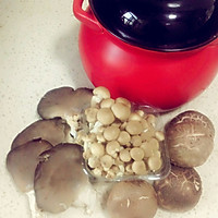 Illustration of how to make mixed mushroom soup in an earthen pot 1