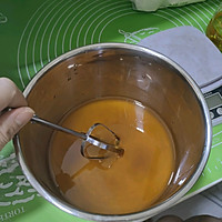 Mid-Autumn Mooncakes (salted egg yolk, meat floss and mochi) with thin skin and fillings Illustration of many methods 2