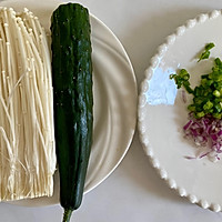 Illustration of how to make cold enoki mushrooms and cucumbers 1