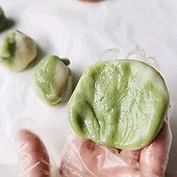 Illustration of how to make matcha red bean snowskin mooncakes 9