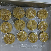 Mid-Autumn Mooncakes (salted egg yolk, meat floss and mochi) with thin skin and fillings Illustrations of many practices 12