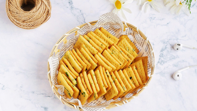 Green onion soda crackers