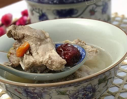 Tea-flavored pork ribs soup