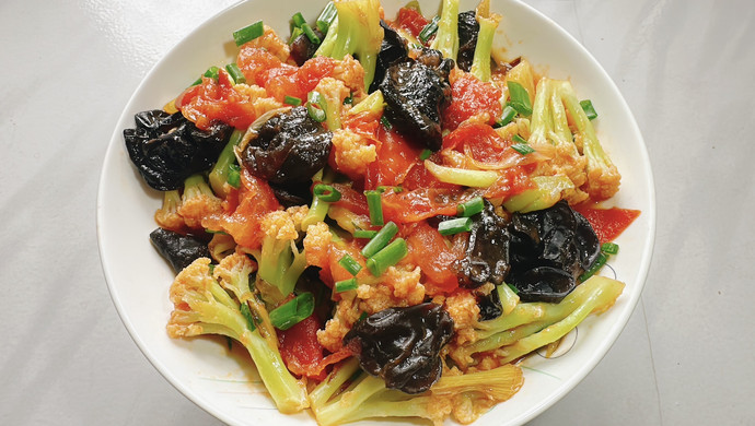 Stir-fried cauliflower with tomatoes