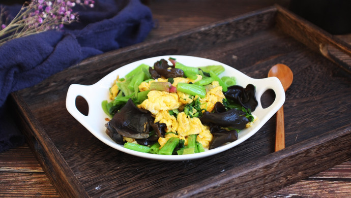 Scrambled eggs with spinach and fungus