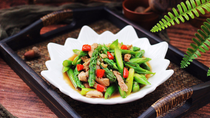 Stir-fried meat with asparagus