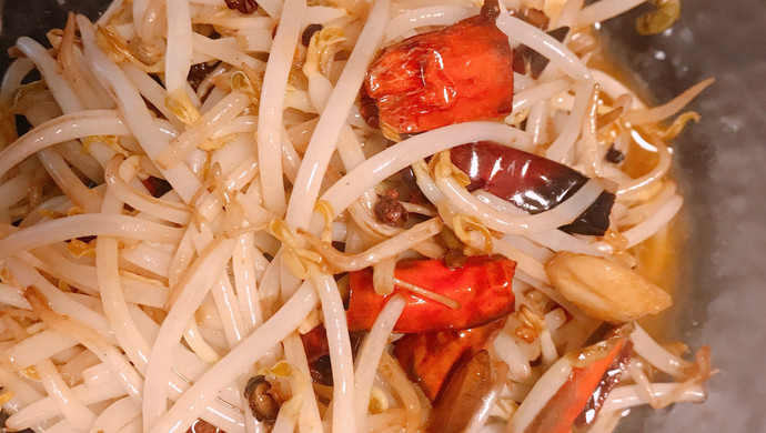 Hot and sour bean sprouts as a snack