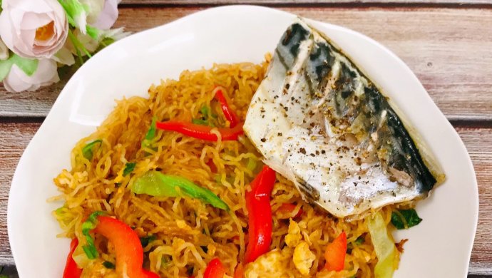 Fried rice noodles with Norwegian mackerel with black pepper