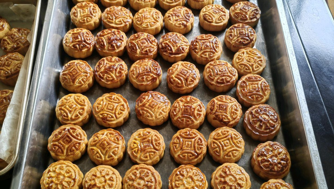 Mid-Autumn Mooncake (salted egg yolk, meat floss and mochi)