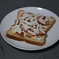 #primary and middle school students nutritious meals#10 minutes to prepare, children love to eat Sausage and Egg Toast Pizza~ Recipe Illustration 7