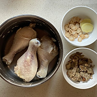 Illustration of how to make Tianqi American Ginseng Chicken Soup 1