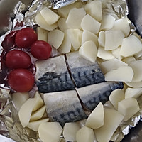 #Norwegian mackerel healthy new food# Grilled Norwegian mixed vegetables Illustration of how to cook mackerel 3