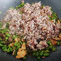 Illustration of how to make garlic and spicy pork and cowpea rice 4