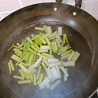 Illustration of how to make celery mixed with peanuts as a snack 3