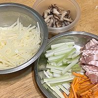 # Mid-Autumn Festival can still be spent like this# Stir-fried bacon with four shreds Illustration of how to do it 1