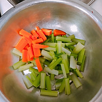 Illustration of how to make celery mixed with peanuts as a snack 4