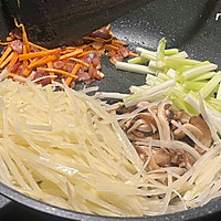 # Mid-Autumn Festival can still be spent like this# Stir-fried bacon with four shreds Illustration of how to do it 6