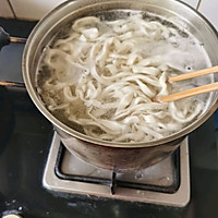 Illustration of how to make cold hand-made noodles in summer 2