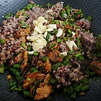 Illustration of how to make pork and cowpea rice with garlic chili sauce 5