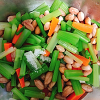 Illustration of how to make celery mixed with peanuts as a snack 6