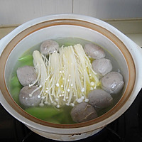 Illustration of how to make mushroom, lettuce and beef ball soup 9