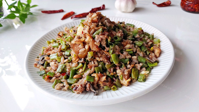 Pork and Cowpea Rice with Garlic Chili Sauce