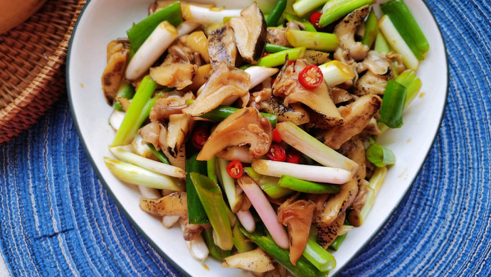 Fake abalone mixed with green onions