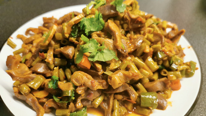 Stir-fried chicken gizzards with pickled beans