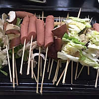 Street snacks: Illustration of how to make fried skewers 1