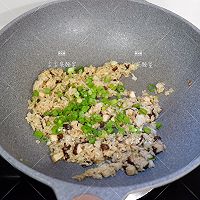 Illustration of how to make mushroom fried rice 8