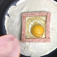 Simple and delicious snacks, cheese, ham, luncheon meat, egg fingers Grab the cake and cook it in three minutes. Illustration of how to make it 2