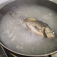 Illustration of how to make Huaishan crucian carp lean meat soup in autumn 2