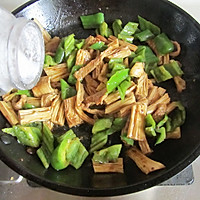 Illustration of how to make fried pork slices with green pepper and yuba 9