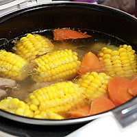 Illustration of how to make pork ribs and corn soup 8