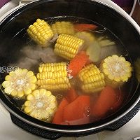 Illustration of how to make pork ribs and corn soup 6