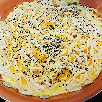 #精品 recipeCHALLENGE#Internet celebrity noodles + egg noodle cake Illustration of how to do it 15