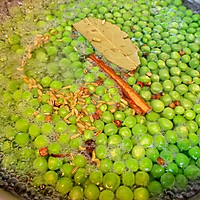 Spring snacks: Illustration of how to cook fresh peas in salt water 3