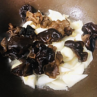 Winter health dishes: Illustration of how to make fried fungus with yam 8