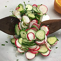 Illustration of how to make cool carrot and cucumber salad in summer 4