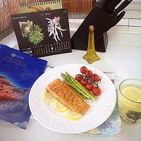 #The Mid-Autumn Festival can still be spent like this#Lemon-flavored pan-fried salmon Illustration of how to do it 11