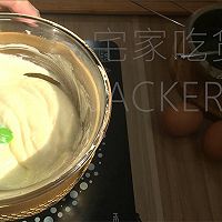 Matcha Soft Basque, crispy on the outside and smooth on the inside Illustration of how to make the soft center and rich matcha flavor slip in your mouth 5