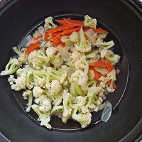 A must-have for clearing the lungs when there is dust in spring - Illustration of how to make fried fungus with cauliflower 1