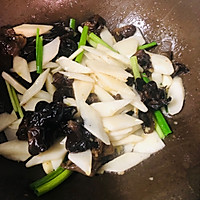 Winter health dishes: Illustration of how to make fried fungus with yam 9