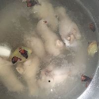 Illustration of how to make nourishing chicken leg soup in winter 5