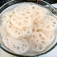 Dry-roasted lotus root with fish sauce--illustration of how to make a delicious snack with wine 3