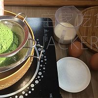 Matcha Soft Basque, crispy on the outside and smooth on the inside Illustration of how to make the soft center and rich matcha flavor slip in your mouth 2