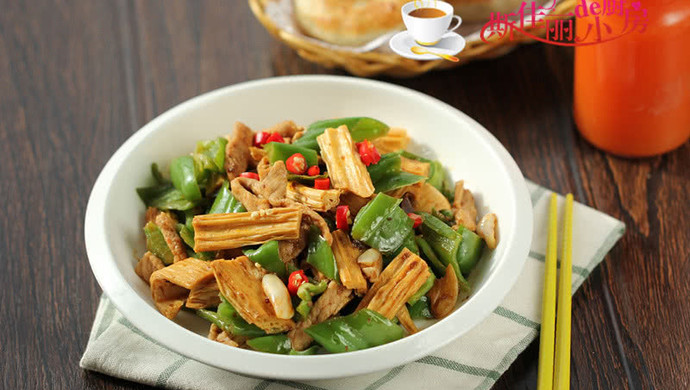 Stir-fried Pork Slices with Green Pepper and Bean Curd